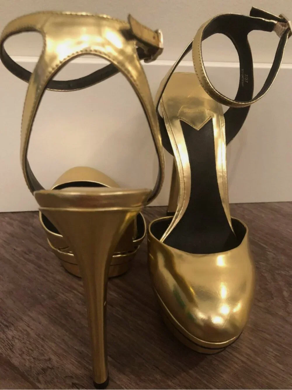 B BRIAN ATWOOD Gold BF Fontenay Pump Size 7 $395